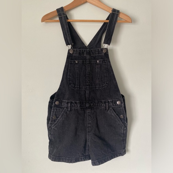 TNA Aritzia Black Denim Shortalls Size XS Adjustable Straps Pockets Summer - Picture 2 of 7